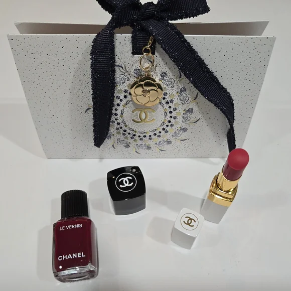 CHANEL MAKEUP BUNDLE:922 PASSION PINK Lip Balm+153 POMPIER Nail Polish New - Picture 2 of 12